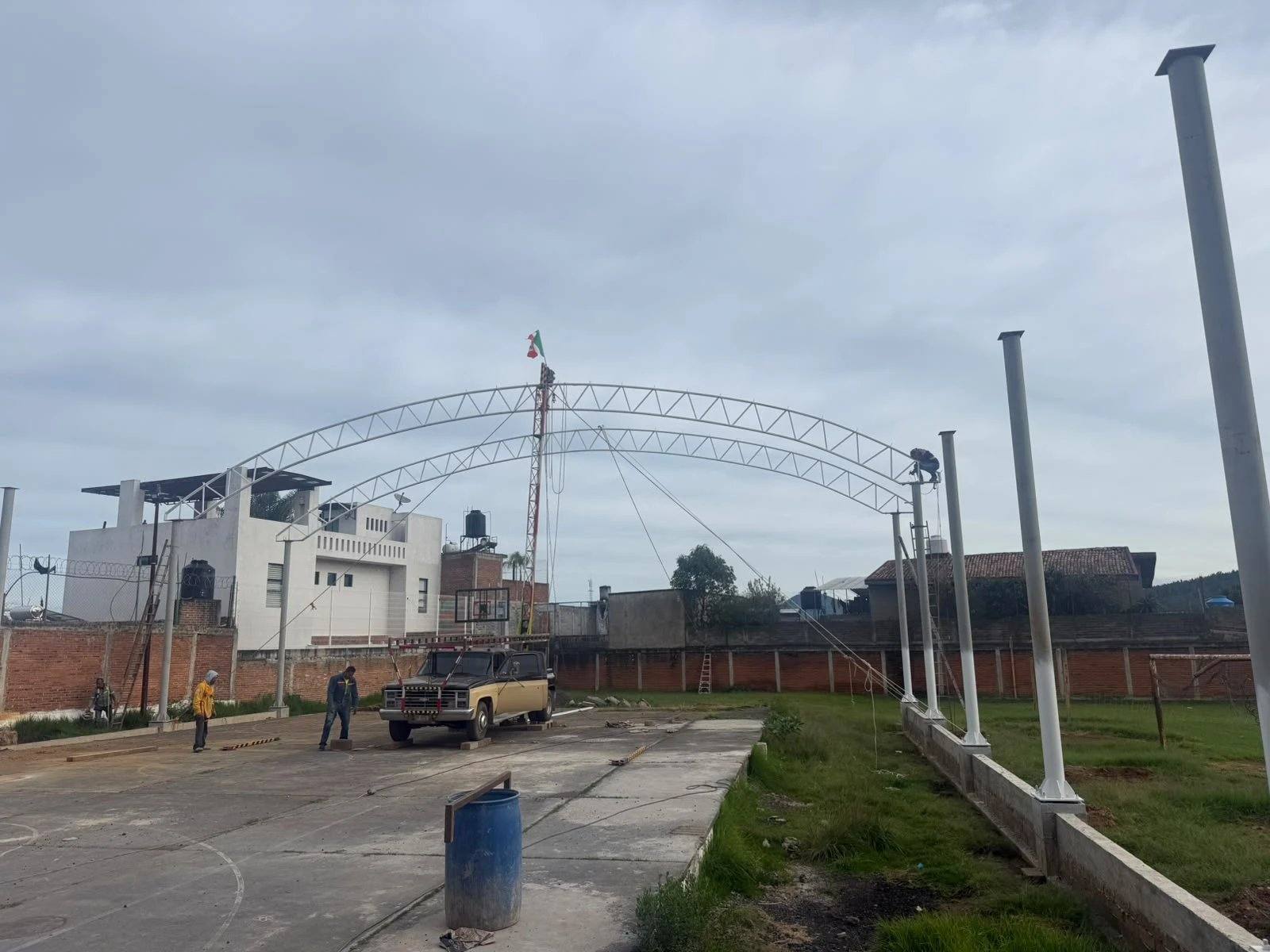 Arcos de acero montados sobre una cancha escolar