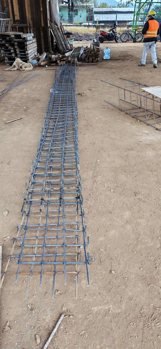 Armado de acero de una trabe sobre el piso de la obra