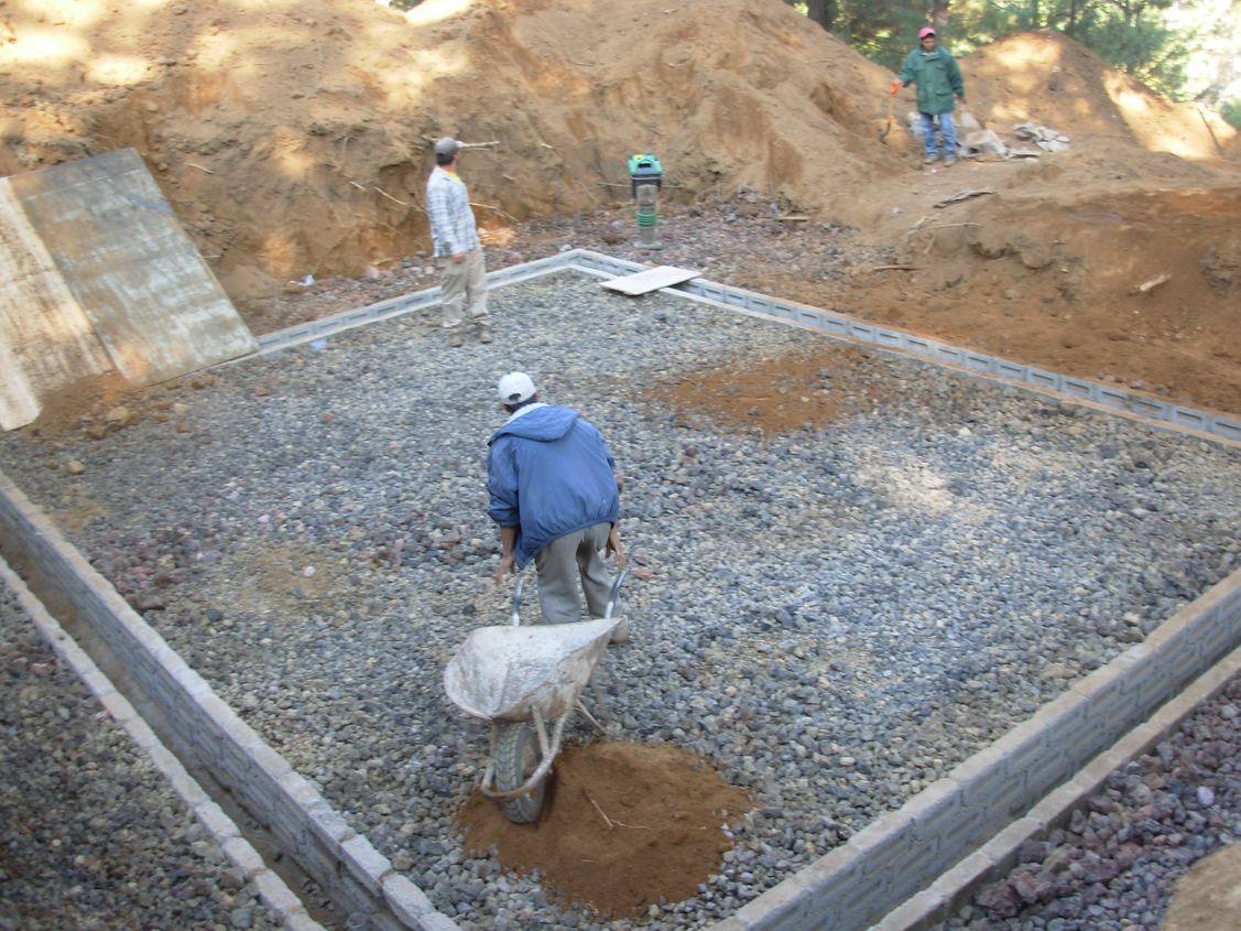 Cuadrilla preparando la plantilla de una cimentación