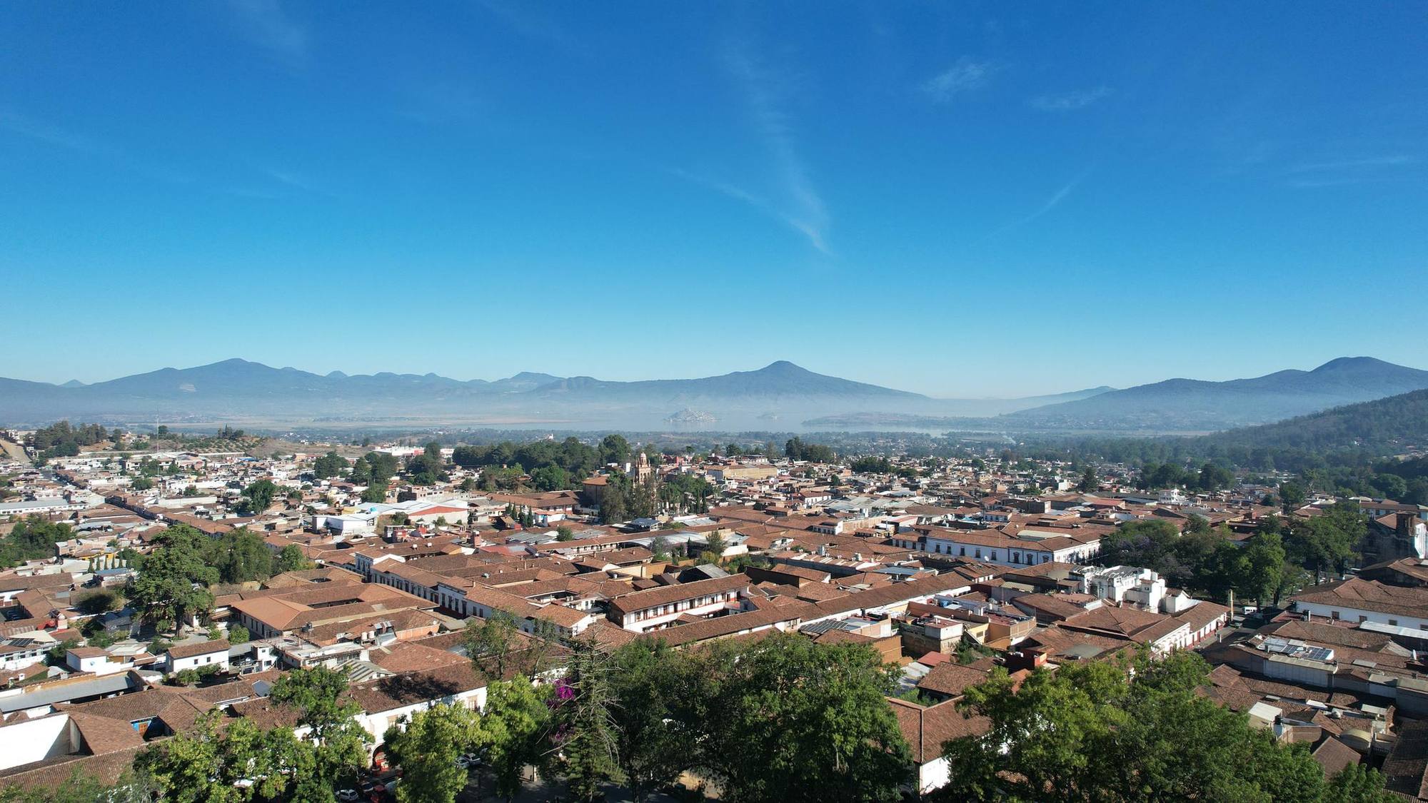 Vista de Pátzcuaro con sus techos de teja, el lago y los cerros al fondo