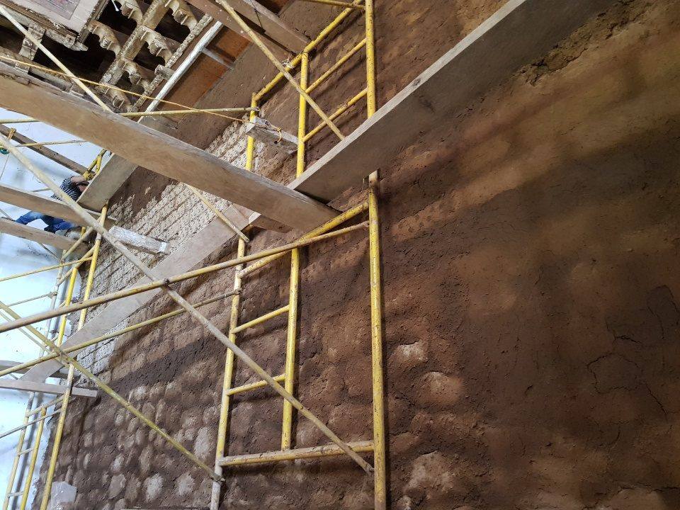 Restauración del aplanado de un templo con andamio