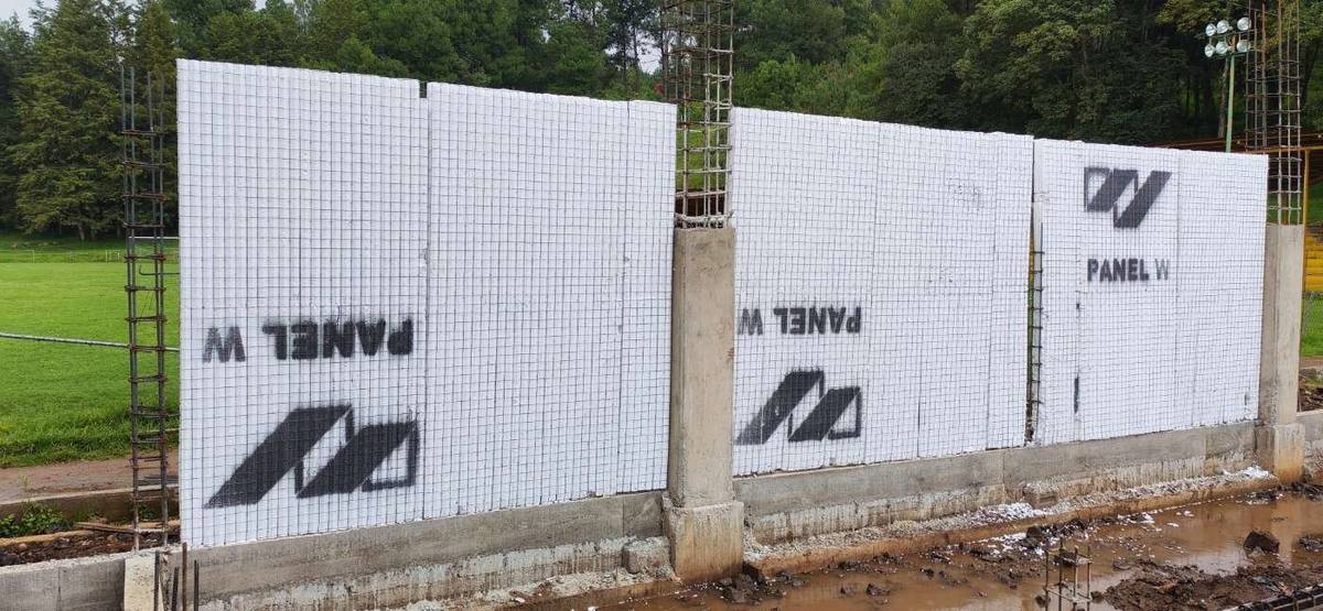 Muros de panel en proceso de montaje