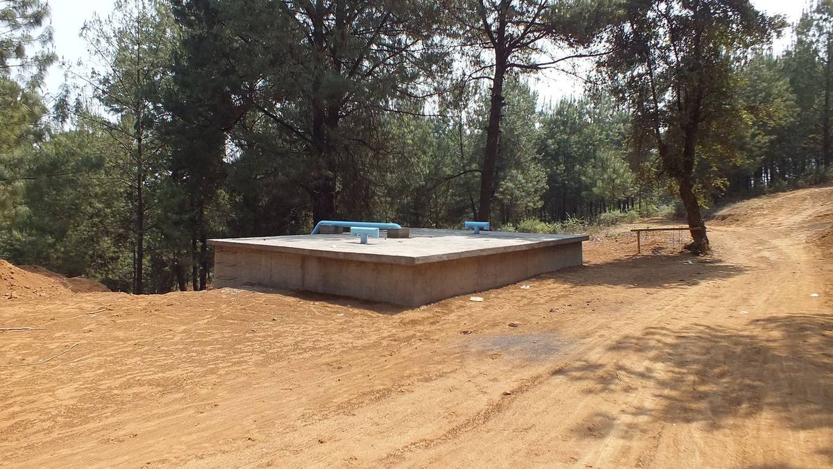 Tanque de concreto terminado en un claro del bosque