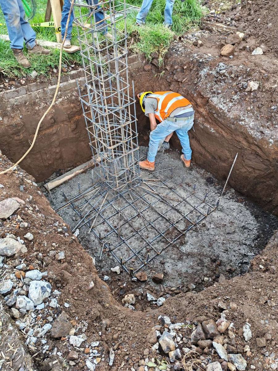 Trabajador armando el acero de una zapata dentro de la excavación